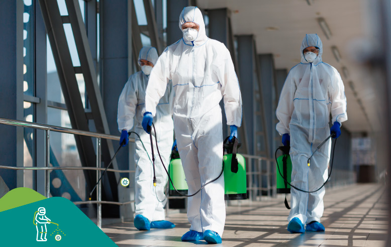 fumigadores con traje blanco y zapatos cubiertos con bolsas de seguridad fumigadores con traje blanco y zapatos cubiertos con bolsas de seguridad