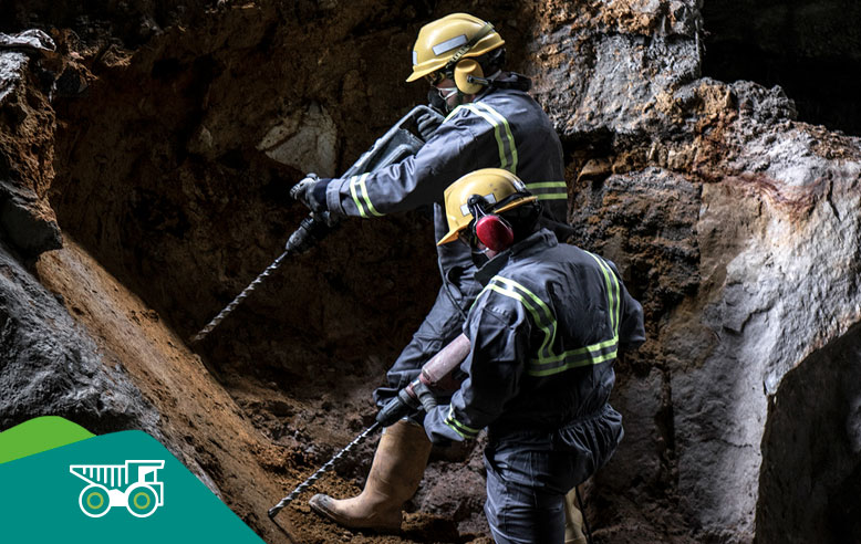 Dos mineros trabajando bajo tierra