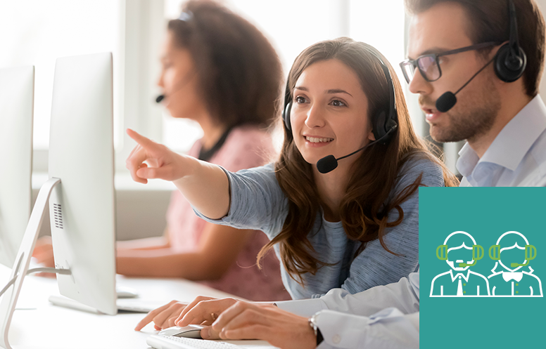 Pareja hombre mujer traajando en un contact center. En el fondo, otra mujer,